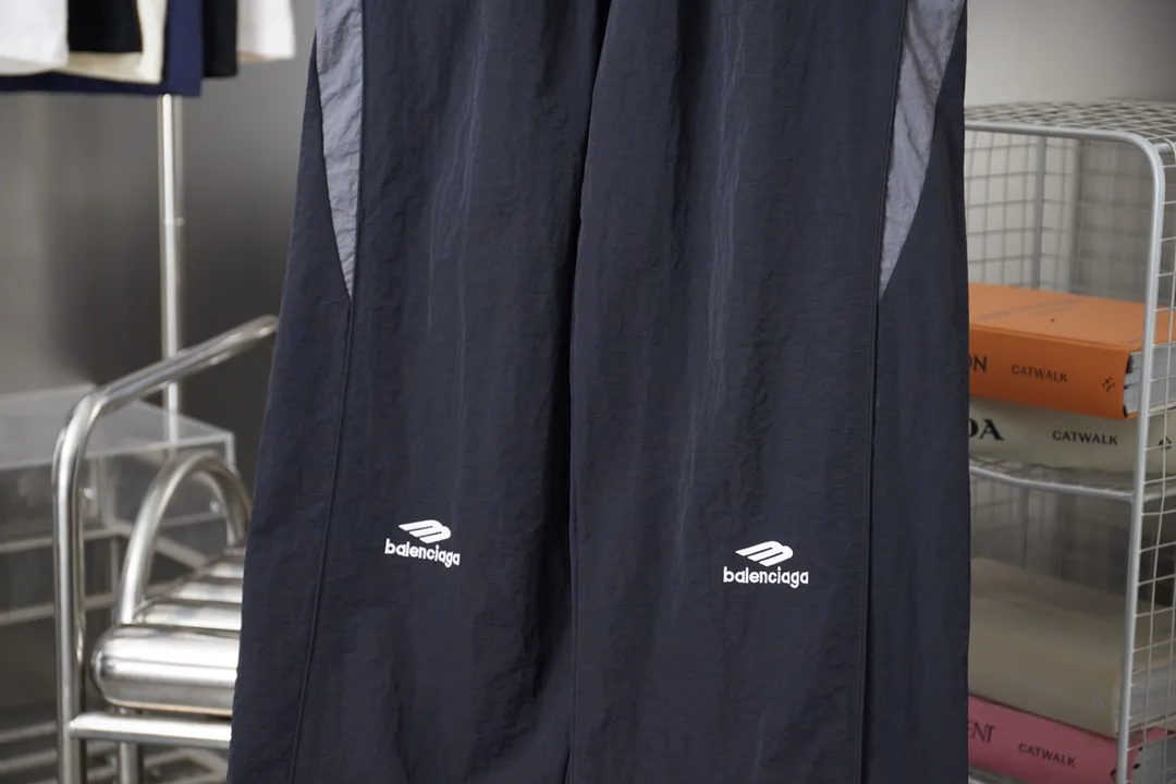 Balenciaga 𝘽𝘼𝙇𝙀𝙉𝘾𝙄𝘼𝙂𝘼 BLCG 25FW 3M embroidered ski sports woven trousers Light luxury A must-have item for men and women's daily commuting Correct version Welcome to compare Detailed features · Customized matt Taslan jacket fabric · The fabric has undergone a waterproof coating process · The interior is made of thickened warm polar fleece · Customized molded hardware zippers · Tajima high-speed embroidery machine with thousands of three-dimensional needles · Extremely complex and heavy-duty splicing and inserting technology · Double side pockets · Rear zipper patch pockets · Spring buckle elastic closure design on trouser legs · Original main mark washed tag brand packaging Color: Black/White Size: 46/48/50/52